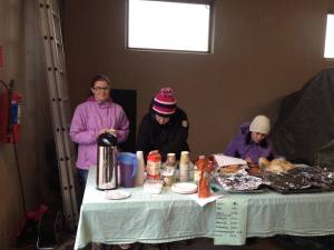 Kilpailuharjoitusten buffan iloiset tytöt